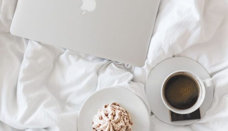 una giornata di lavoro hygge con caffè pasticcino e pc