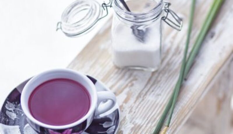 immagine di una tazza da thè con zucchero per un momento rilassante, da accompagnare con i biscotti al microonde!