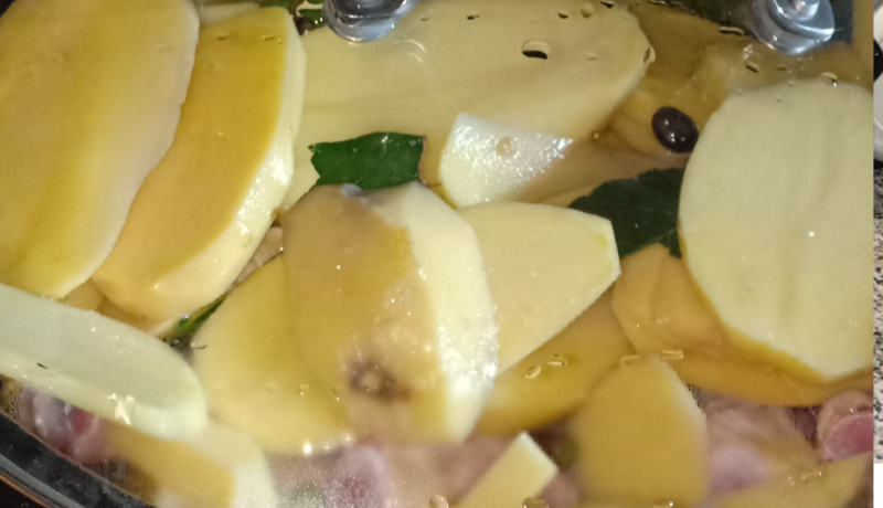 cosce di pollo nella in slow cooking nella pentola a cucinare tutti gli ingredienti
